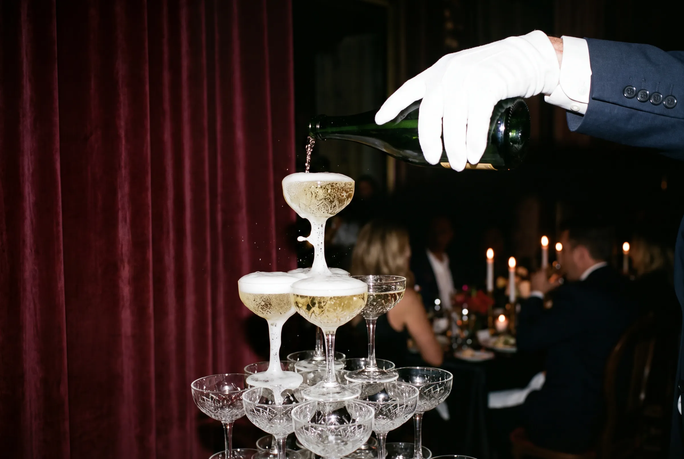 Champagner wird über einen Turm aus Kristallschalen gegossen